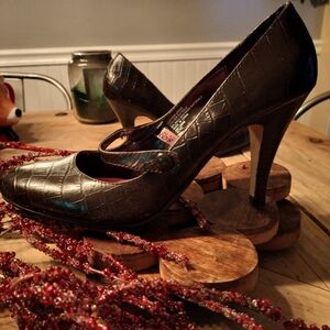 Isaac Mizrahi Dark Brown Croc-Embossed Leather Heels